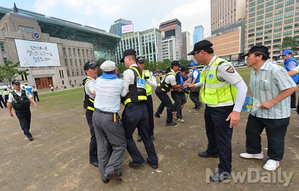 ▲ 민주당이 서울시청광장에 천막당사를 치고 있을 당시 우파단체 회원들이 천막 철거를 요구하며 항의하자 경찰이 제지하고 있다. 하지만 민주당은 경찰들에게 고마움은 커녕 비아냥으로 일관하고 있다.