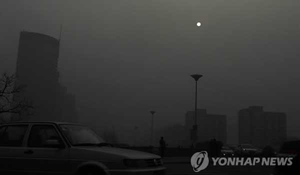 스모그로 뒤덮힌 중국 도시. 떠 있는 건 달이 아니라 해다. [사진: 연합뉴스]