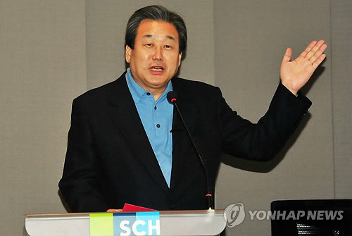 ▲ 새누리당 김무성 의원이 지난해 12월 20일 오후 충남 아산의 순천향대에서 최근 활발한 방송활동을 하고 있는 강용석 전 한나라당 의원과 함께 대학생을 상대로 '토크 콘서트' 형식의 첫 강연을 하고 있다.ⓒ연합뉴스