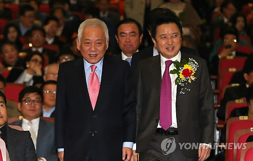 ▲ 김한길 민주당 대표가 지난해 11월 14일 오후 국회 의원회관에서 열린 김영환 민주당 의원 출판기념회에 참석하고 있다ⓒ연합뉴스