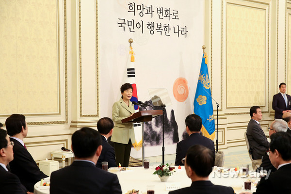 ▲ 박근혜 대통령은 3일 청와대에서 신년인사회를 열고 인사말을 건네고 있다. ⓒ 뉴데일리(청와대 제공)