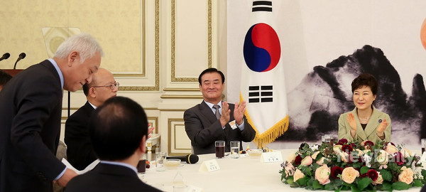 ▲ 민주당 김한길 대표가 인사말을 한 뒤 자리에 앉고 있다. ⓒ 뉴데일리(청와대 제공)