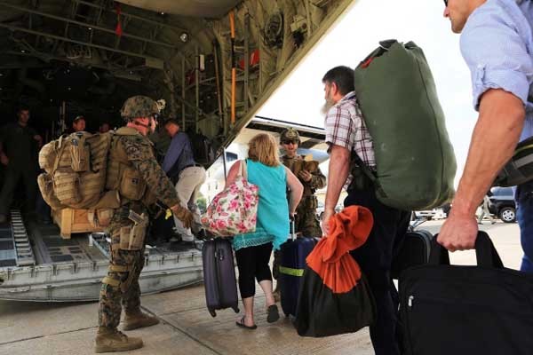 ▲ 美해병대가 KC-130 허큘리스 수송기를 이용해 남수단에 있던 美대사관 직원 20명을 철수시키는 모습. [사진: 美성조지]지