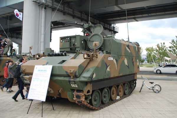▲ 2013년 국군의 날, 서울 한강 잠수교 옆 고수부지에 전시된 K277 지휘장갑차.