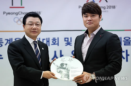 ▲ 미국 프로야구 텍사스 레인저스의 추신수(오른쪽)가 6일 오전 서울 태평로 한국프레스센터에서 열린 2018 평창 동계올림픽 및 장애인 동계올림픽대회 홍보대사 위촉식에서 김진선 평창동계올림픽대회 조직위원장으로부터 위촉패를 받고 있다ⓒ연합뉴스