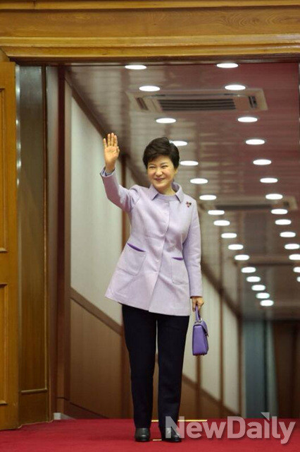 ▲ 박근혜 대통령이 지난해 11월2일 서유럽으로 출국하며 손을 흔들고 있다. ⓒ뉴데일리(청와대 제공)