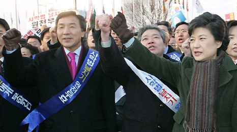 ▲ ▲ 2006년 1월 11일 당시 한나라당 박근혜 대표와 손학규 경기도지사가 “사학법 원천무효 범국민 수원대회”에서 사학법 처리 규탄 구호를 외치고 있다 ⓒ