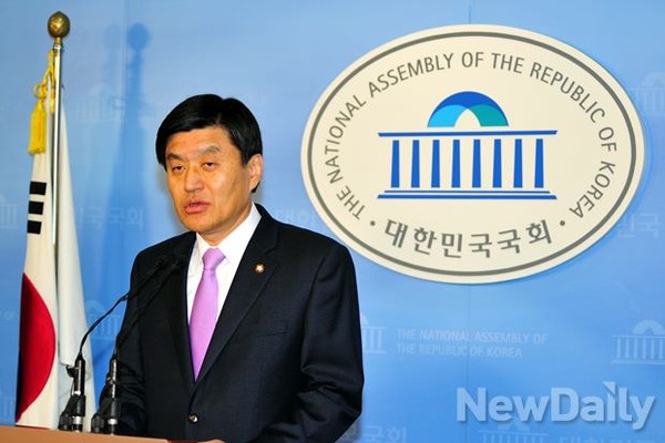 ▲ 새누리당 심윤조 의원이 7일 국회 정론관에서 열린 기자회견에 참석해 북한인권법에 대한 입장을 밝히고 있다.ⓒ이종현 기자