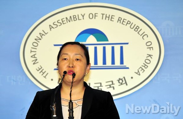 인지연 <북한인권법 통과를 위한 모임> 대표가 1인시위 캠페인 100일을 맞아 소감을 밝히고 있다.ⓒ이종현 기자