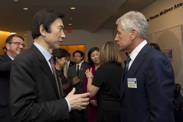 ▲ 2013년 5월 박근혜 대통령 방미 당시 윤병세 외교장관과 척 헤이글 美국방장관이 대화를 나누는 모습. [사진: 위키피디아]