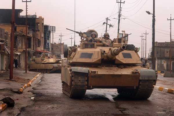 ▲ 2005년 이라크에서 활동 중인 美육군의 M1A2 에이브럼스 전차.