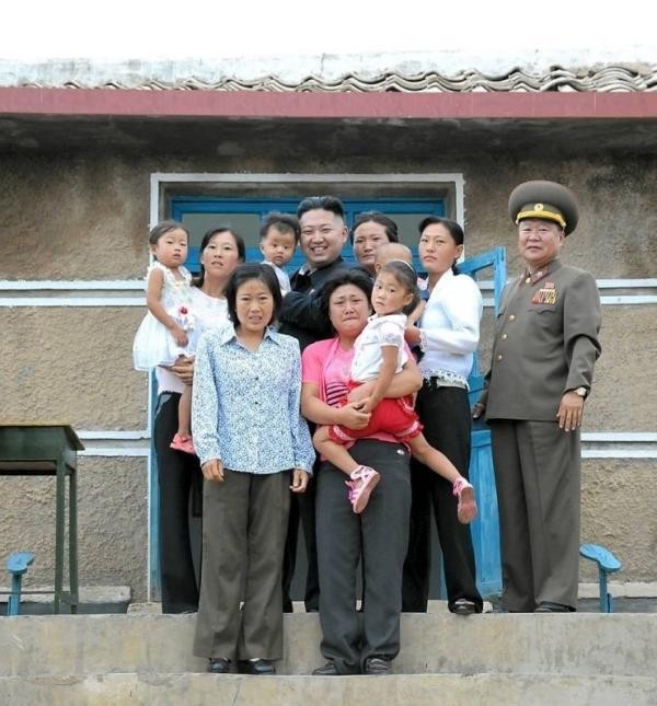 ▲ 김정은과 사진을 찍으며 감격에 젖어 울먹이는 북한주민들