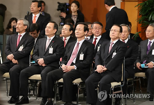 ▲ 김기춘 대통령 비서실장(앞줄 오른쪽 첫째)과 수석비서관들이 6일 오전 청와대 춘추관에서 열린 박근혜 대통령 신년 내외신 기자회견에 배석하고 있다. ⓒ 연합뉴스