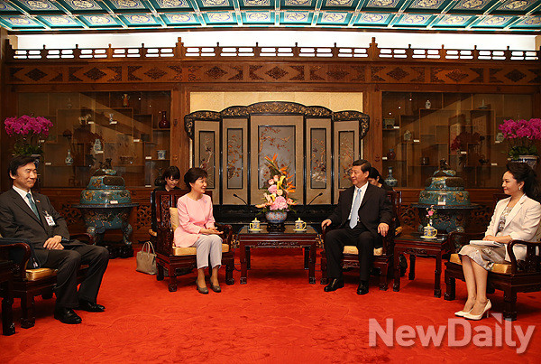 ▲ 지난해 6월 중국을 방문한 박근혜 대통령과 시진핑 중국 국가주석이 회담을 갖고 있다. ⓒ 뉴데일리 DB