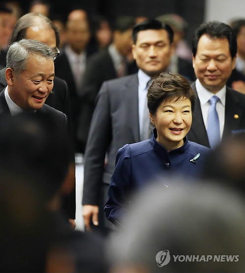 ▲ 박근혜 대통령(가운데)과 오른쪽으로 서남수 교육부 장관, 왼쪽으로 안양옥 한국교총 회장ⓒ연합뉴스