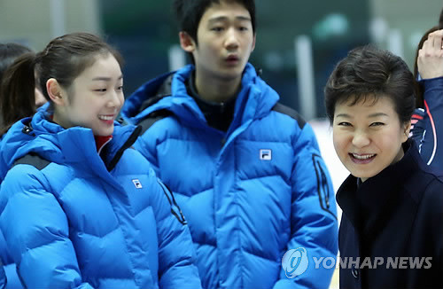 ▲ 소치 동계올림픽 D-30인 8일 오전 박근혜 대통령이 서울 노원구 공릉동 태릉선수촌 빙상장을 방문, 김연아 선수 등 피겨스케이트 선수들과 밝은 표정으로 이야기하고 있다. ⓒ 연합뉴스