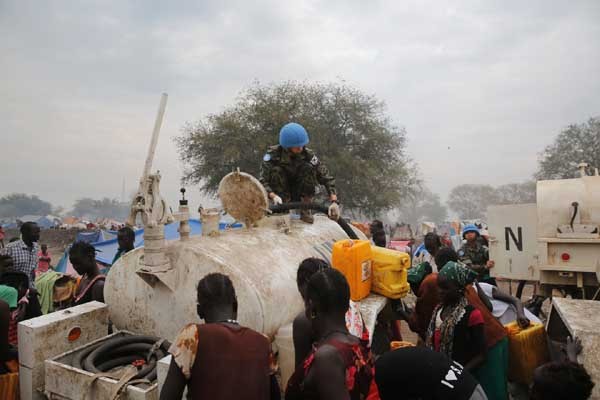 ▲ 한빛부대가 보르 지역의 유엔군 주둔지에서 난민들에게 식수를 공급하고 있다. [사진: 합참 제공]