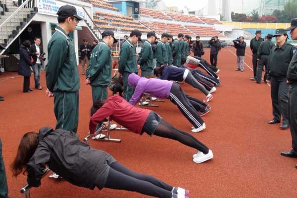 ▲ '가고 싶은 군대'라고? 세상에 '병사'로 가고 싶은 군대는 없다. 사진은 여자대학 ROTC 선발 중 체력시험 모습.