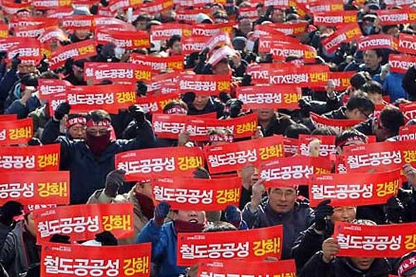 ▲ 2013년 12월은 '괴담'에서 시작한 '철도민영화' 때문에 온 나라가 떠들썩했다. 지금 우리나라는 SNS 괴담에 질식할 상황이다.