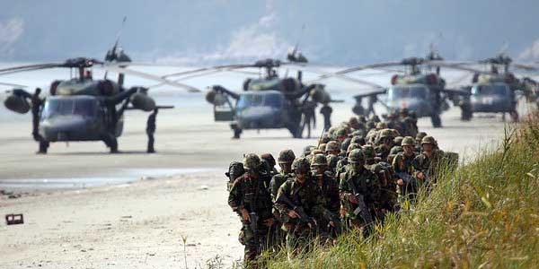 ▲ 서북도서방위사령부의 지원 아래 공중강습훈련 중인 해병대. 서북도서방위사령부는 우리나라 최초의 합동사령부다.