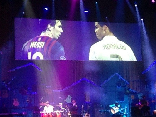 ▲ 구랍 24일 서울 강남구 삼성동 코엑스 오디토리움에서 열린 박주원의 단독 콘서트 현장.  메시와 호날두 모습을 배경으로 박주원이 기타를 연주하고 있다. ⓒ 뉴데일리