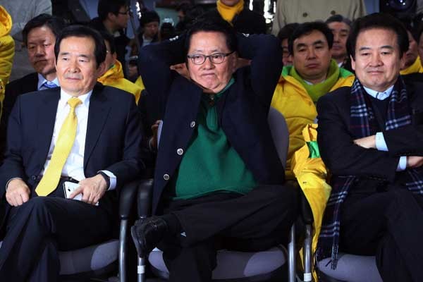 ▲ "전쟁하자는 거냐?"며 얼굴 시뻘개치며 핏대올리고, 목청 높여 악다구니 쓰는 대명사는 누구일까?  작년 대통령 선거 개표당일 인상쓰며 개표상황을 지켜보는 박지원(사진 중앙)과 정동영(오른쪽)ⓒ