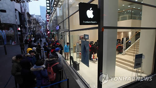 ▲ 애플의 신제품 국내 공식 발매일인 지난 12월 16일 오전, 애플 공인대리점인 명동 프리스비 매장이 구매자들로 붐비고 있다. ⓒ연합뉴스