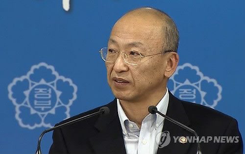 ▲ 문형표 보건복지부 장관이 11일 오후 세종로 정부서울청사에서 의사협회 총파업 관련 보건복지부의 입장을 밝히는 브리핑을 하고 있다. ⓒ연합뉴스