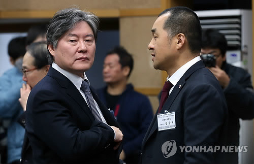 ▲ 11일 오후 서울 용산구 이촌동 대한의사협회에서 열린 '2014 의료제도 바로세우기, 전국의사 총파업 출정식'에서 노환규 의협 비대위원장이 심각한 표정으로 관계자와 이야기를 하고 있다. ⓒ연합뉴스