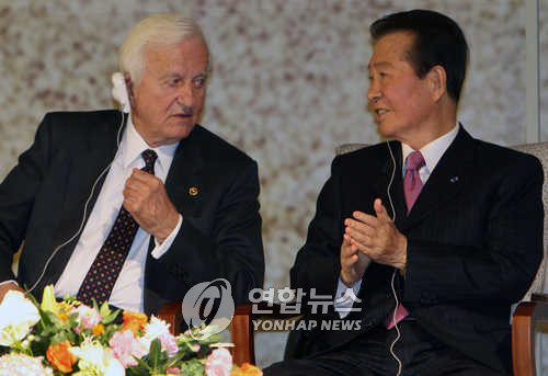 ▲ 지난 2005년 12월8일 김대중 전 대통령과 리하르트 폰 바이체커 전 독일 대통령이 서울 워커힐호텔에서 열린 노벨평화상 수상 5주년 기념행사에서 환담하고 있다. ⓒ연합뉴스