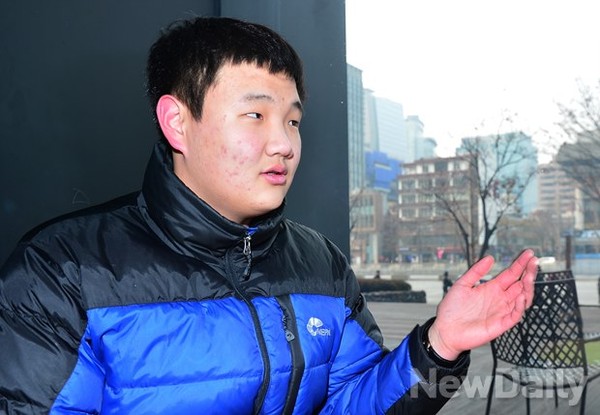 ▲ 대한 청소년 나라사랑연합 대표 박기범 학생. 2시간 동안 추위를 견딘 그를 잠시 만났다. 빨개진 귀가 인상적이다. ⓒ 윤희성