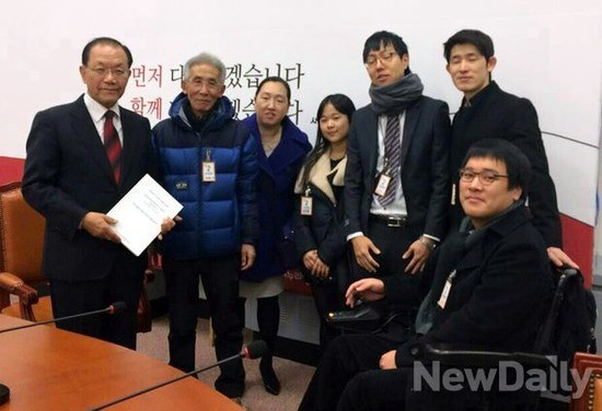 ▲ 새누리당 황우여 대표(왼쪽)가 7일 오전 서울 여의도 국회 대표최고위원실에서  회원들로부터 지난 100일 동안 펼친 캠페인 장면을 담은 사진첩을 전달받고 있다.ⓒ뉴데일리