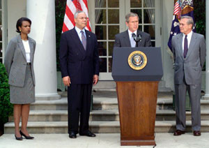 ▲ 제1기 부시정권의 안보 라인. 왼쪽부터 라이스 국가안보보좌관, 파월 국무장관, 부시 대통령, 럼즈펠드 국방장관.