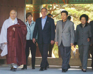 ▲ 2005년 11월 한미정상회담 후 불국사를 돌아보는 노무현 대통령과 부시 대통령 내외. 버시바우 대사는 “경주 한미정상회담은 역대 한미정상회담 중 최악”이라고 평했다.