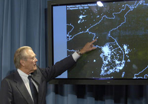 ▲ 럼즈펠드 전 미 국방장관은 집무실 벽에 한반도의 밤을 찍은 인공위성 사진을 붙여 놓았었다.