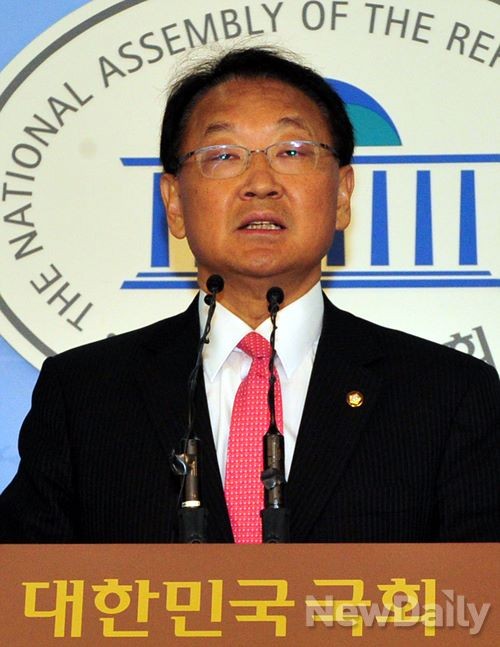 ▲ 유일호 새누리당 대변인이 13일 국회 정론관에서 기자회견을 열고, 민주당 김한길 대표의 신년 기자회견에 대해 논평하고 있다. ⓒ이종현 기자