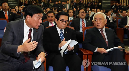 ▲ 안철수 신당을 맹비난한 민주당 박기춘 사무총장이 김한길 대표와 대화하는 모습. ⓒ연합뉴스