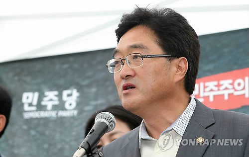 ▲ 민주당 우원식 의원이 을지로위원회 가계부채 소위원회 발족 기자회견에서 발언하고 있다. ⓒ연합뉴스