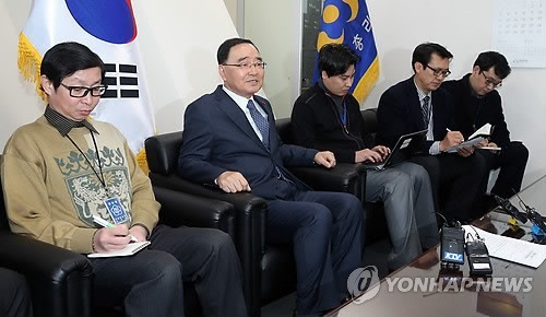 ▲ 정홍원 국무총리가 13일 오후 새해 인사 차 정부세종청사 총리실 기자실을 방문, 출입기자들과 얘기를 나누고 있다. 2014.1.13 ⓒ 연합뉴스