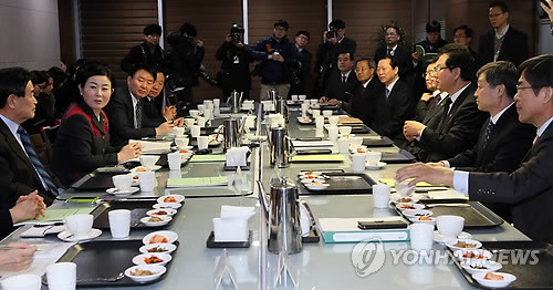 ▲ 서남수 교육부 장관(오른편 가운데) 등 교육부 관계자들이 13일 국회 의원회관에서 열린 새누리당 교육문화체육관광위원회-교육부 당정협의에서 김희정 간사(왼쪽 두 번째)의 인사말을 듣고 있다.ⓒ연합뉴스
