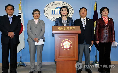 ▲ 김희정 의원을 비롯한 새누리당 소속 교육문화체육관광위원들이 지난해 11월 국회에서 기자회견을 하는 모습.ⓒ연합뉴스