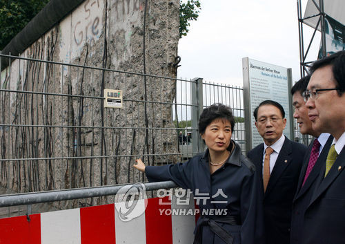 ▲ 유럽을 방문중인 한나라당 박근혜 전대표가 27일 오후(현지시간) 독일 베를린장벽의 현장을 방문, 수행의원들과 얘기를 하고 있다. 2006.9.27 (베를린=연합뉴스)ⓒ