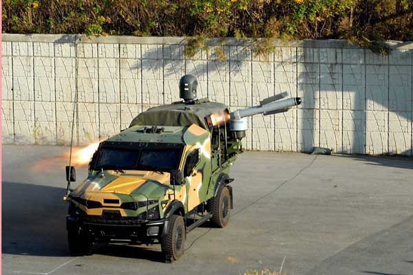 ▲ 해병대가 이스라엘에서 도입한 스파이크 ER 미사일과 발사차량. 이 차량은 이스라엘 군이 사용하는 전술용 차량으로 美포드社의 F-150 픽업트럭을 개조해 만든 것이다.