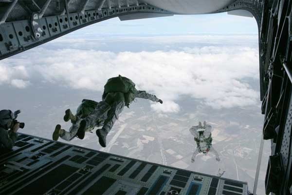 ▲ C-17로 추정되는 수송기에서 강하하는 美육군 특수부대.