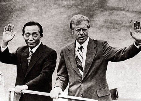 ▲ 방한한 카터와 함께 환영행사을 갖는 박정희.