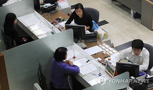 ▲ 4대 금융지주 계열 저축은행들의 경영사정이 지난해에 비해 크게 나아진 것으로 조사됐다. 계열 은행과의 연계 영업 덕분이다. ⓒ 연합뉴스