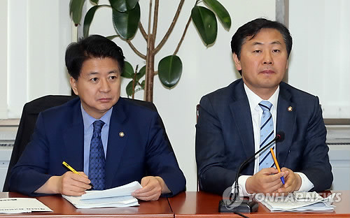 ▲ 노웅래(왼쪽), 김관영 민주당 의원이 15일 국회에서 열린 최고위원회의에 참석해 있다. ⓒ연합뉴스
