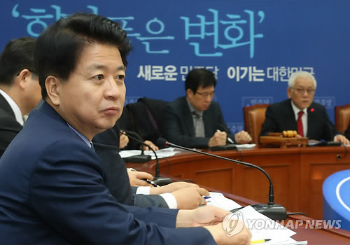 ▲ 노웅래 민주당 의원(왼쪽)이 15일 국회에서 열린 최고위원회의에 참석해 김한길 대표의 모두발언을 경청하고 있다.ⓒ연합뉴스