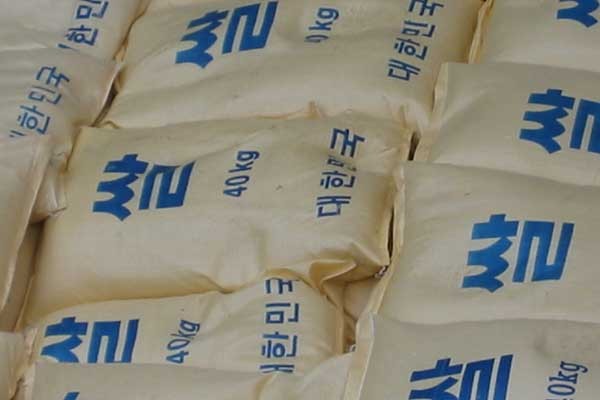 ▲ 과거 우리나라가 북한에 '인도적 지원' 차원에서 보냈던 쌀. 대북지원이 본격화된 김대중 정권 시절, 이렇게 보낸 쌀은 핵무기로 돌아왔다.