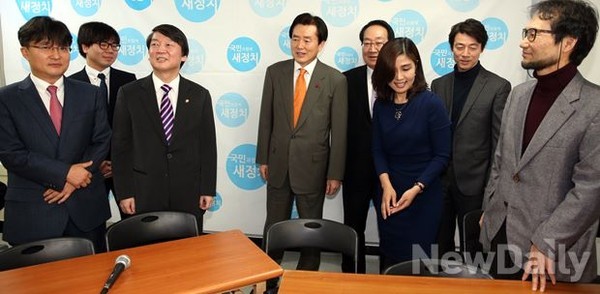 ▲ 무소속 안철수 의원(왼쪽 세번째)이 15일 서울 여의도 사무실에서 새로 임명된 새정치추진위원회 위원들과 함께 대화하고 있다. ⓒ이종현 기자